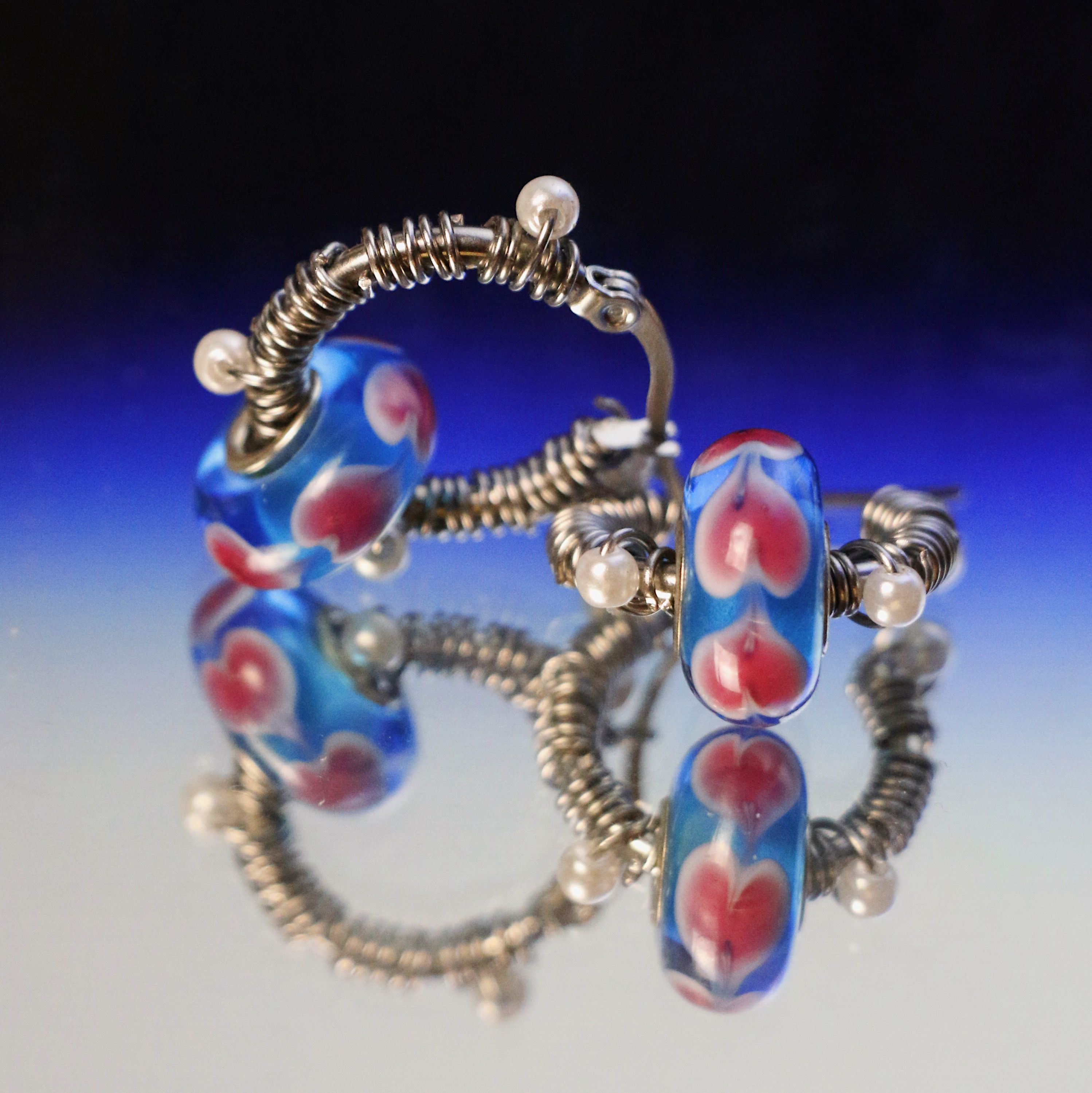 藍色愛心琉璃纏繞白珠 不鏽鋼圈圈耳環 大耳垂 手工 耳環 飾品 復古 耳針 （單個販售）