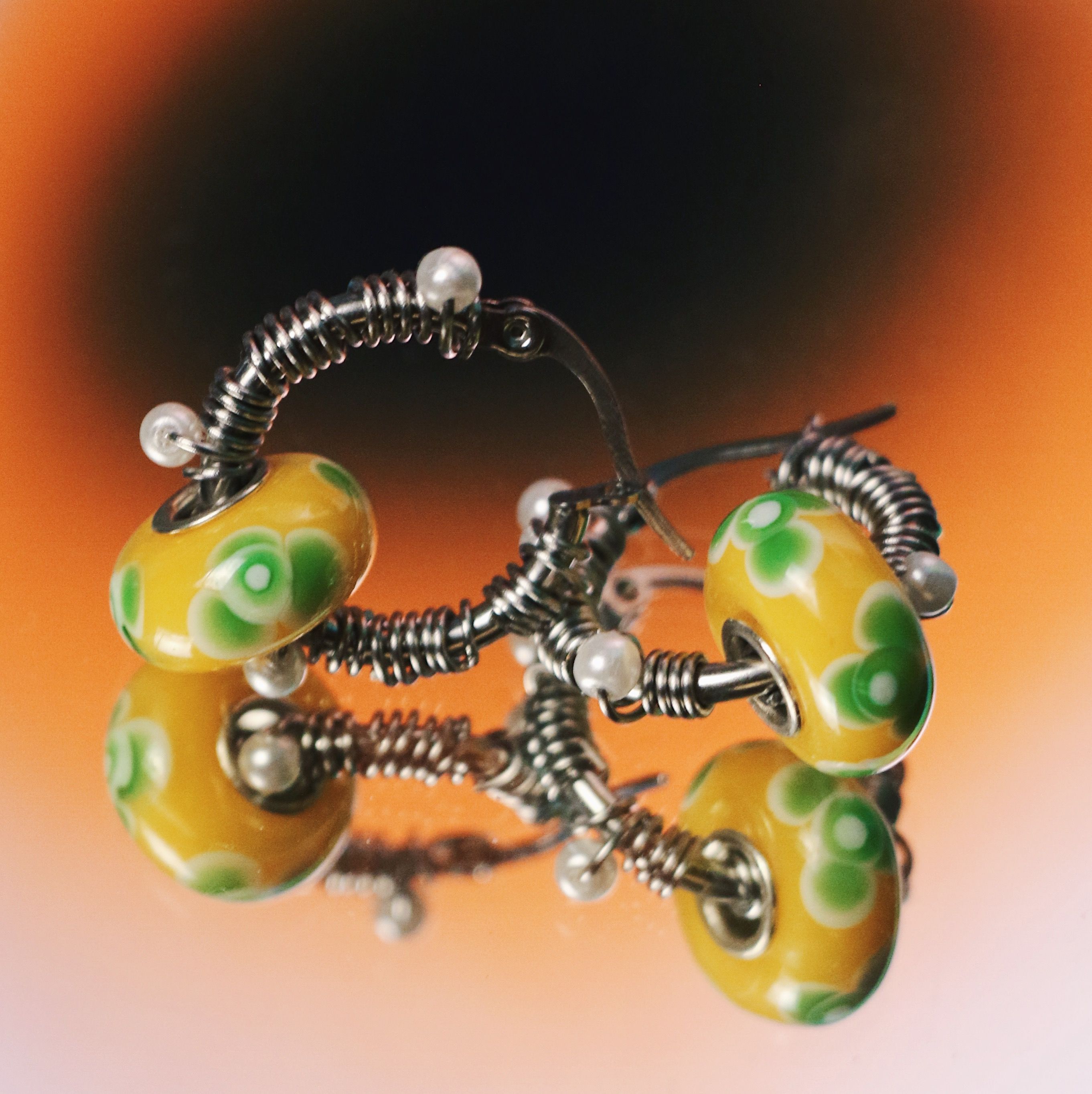 黃底綠花琉璃纏繞白珠 不鏽鋼圈圈耳環 大耳垂 手工 耳環 飾品 復古 耳針 （單個販售）