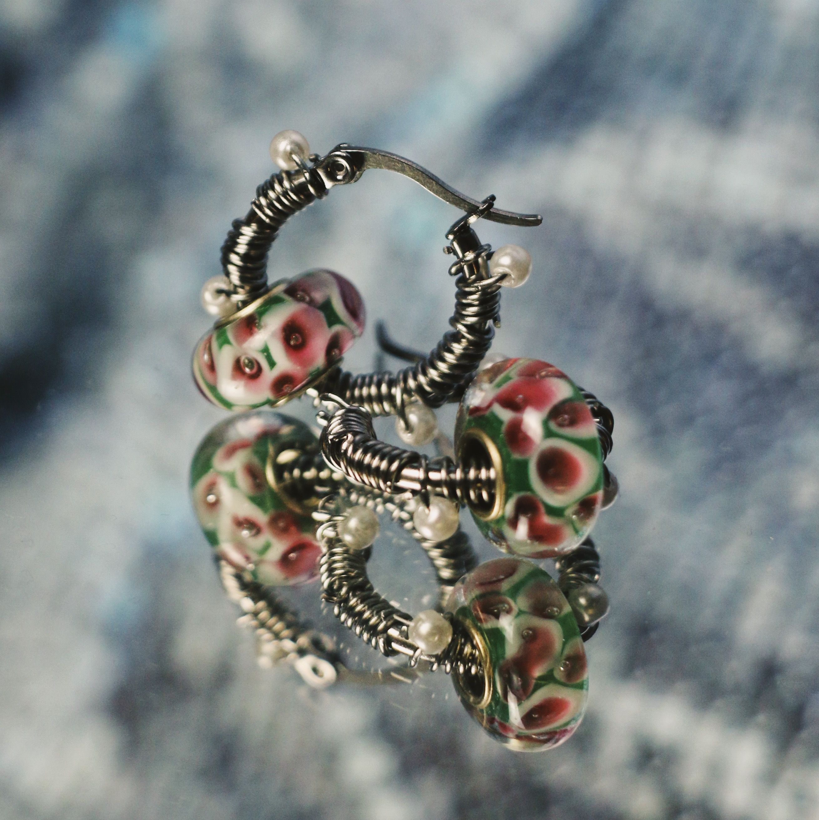 綠與粉球琉璃纏繞白珠 不鏽鋼圈圈耳環 大耳垂 手工 耳環 飾品 復古 耳針 （單個販售）