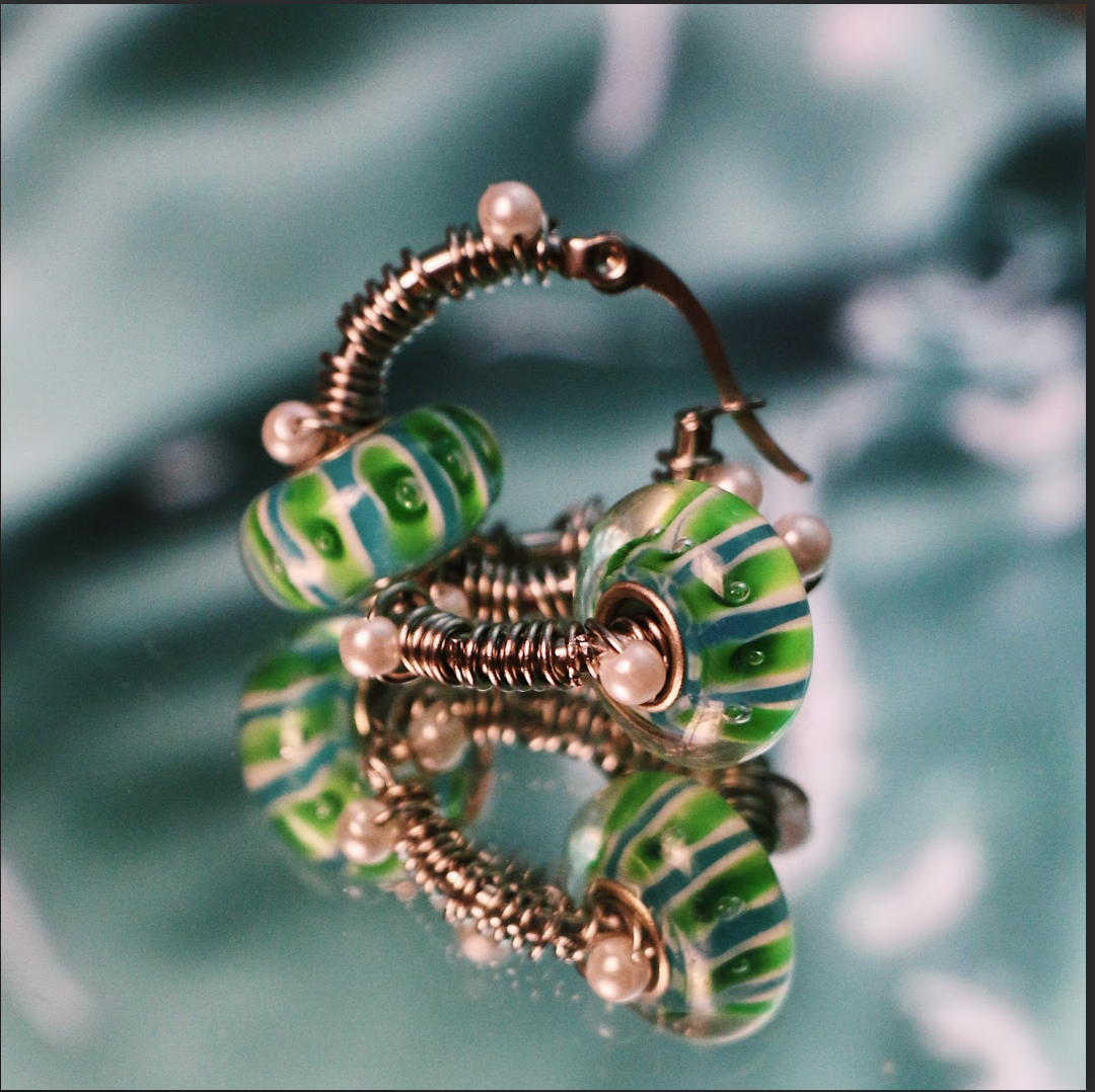 旋轉藍條紋琉璃纏繞白珠不鏽鋼圈圈耳環 大耳垂 手工 耳環 飾品 復古 耳針（單個販售）