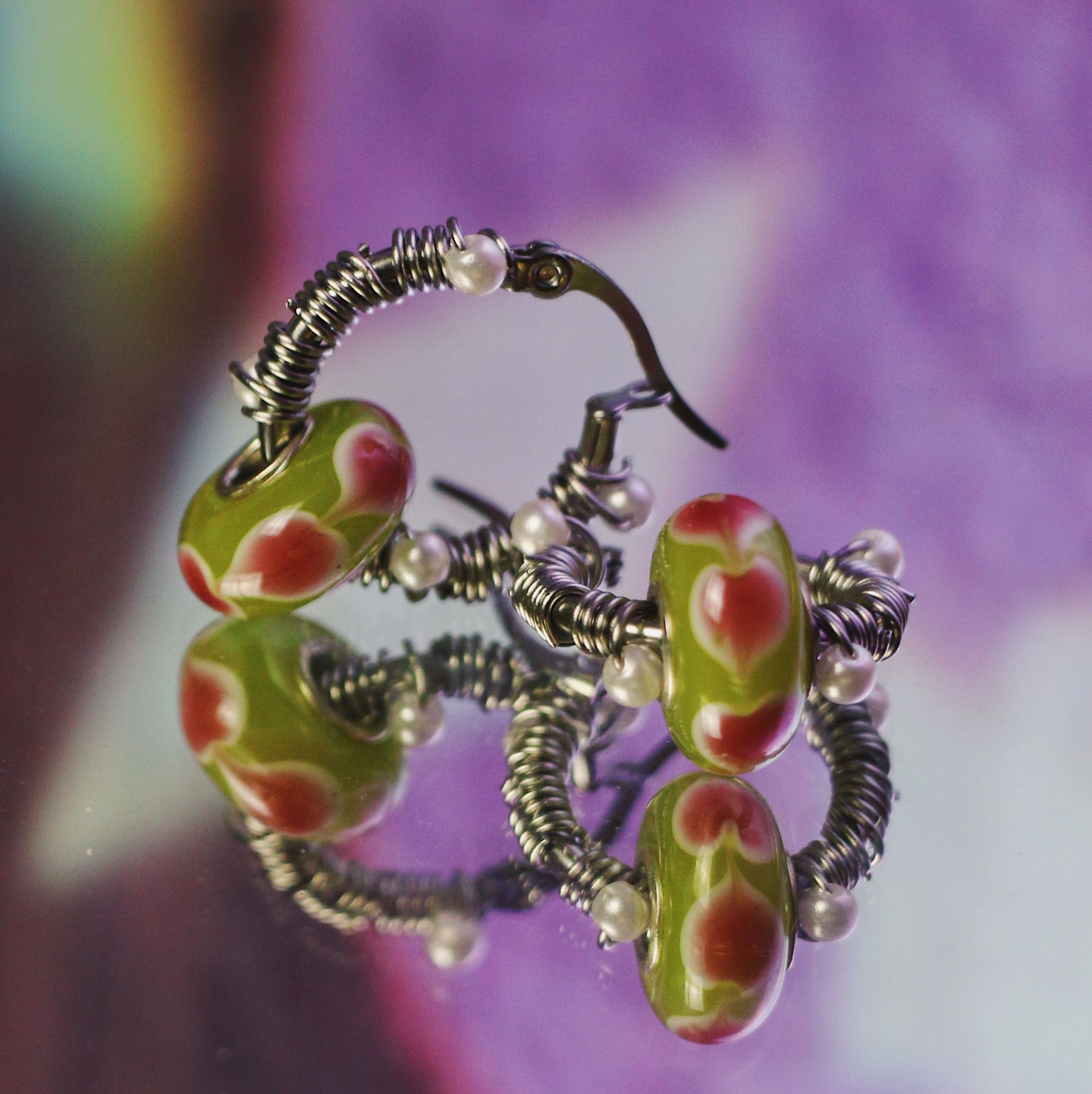 草綠粉紅愛心琉璃纏繞白珠 不鏽鋼圈圈耳環 大耳垂 手工 耳環 飾品 復古 耳針 （單個販售）