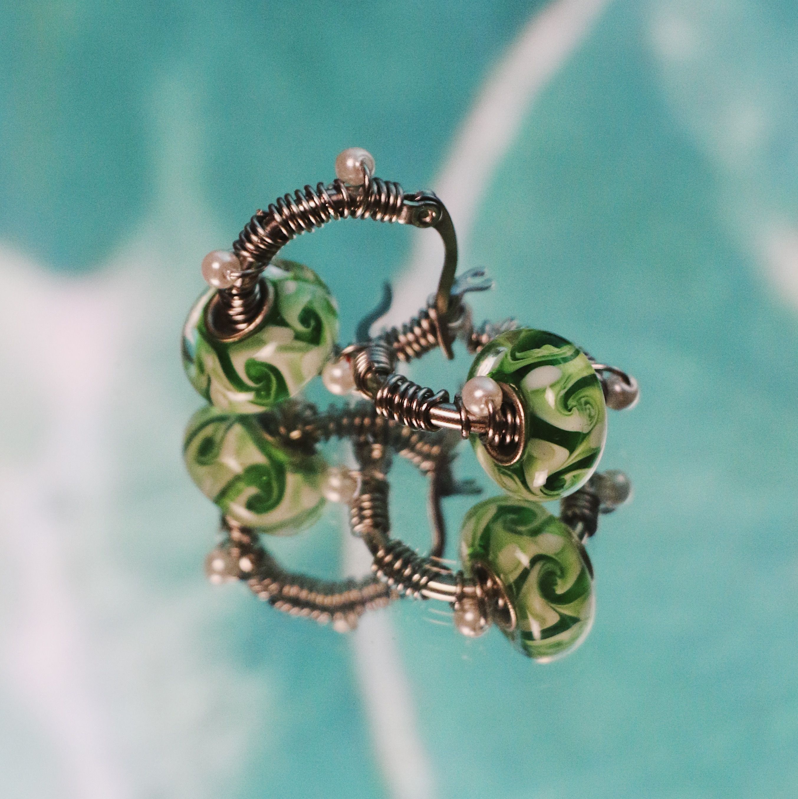 綠底白雲琉璃纏繞白珠 不鏽鋼圈圈耳環 大耳垂 手工 耳環 飾品 復古 耳針 （單個販售）