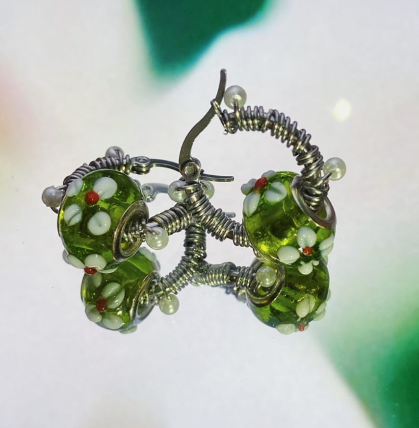 透綠白花紅點琉璃纏繞白珠不鏽鋼圈圈耳環 大耳垂 手工 耳環 飾品 復古 耳針（單個販售）