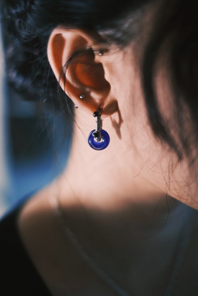 深藍透琉璃繞黑珠不鏽鋼圈圈耳環 大耳垂 手工 耳環 飾品 復古 耳針（單個販售）