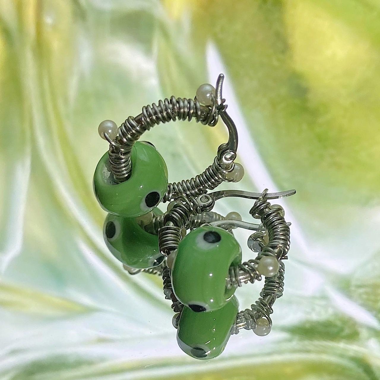 綠眼琉璃纏繞白珠不鏽鋼圈圈耳環 大耳垂 手工 耳環 飾品 復古 耳針（單個販售）