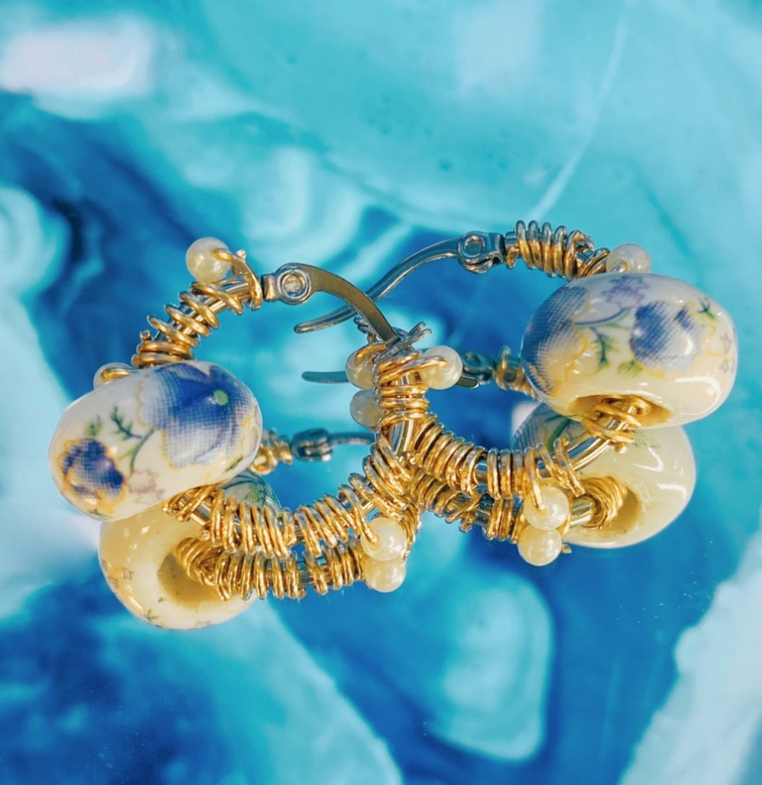 藍白印花琉璃纏繞白珠不鏽鋼圈圈耳環 大耳垂 手工 耳環 飾品 復古 耳針（單個販售）