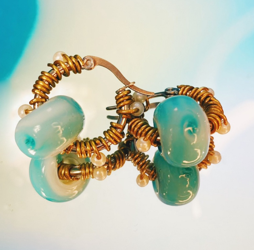 藍色琉璃纏繞白珠 不鏽鋼圈圈耳環 大耳垂 手工 耳環 飾品 復古 耳針 （單個販售）