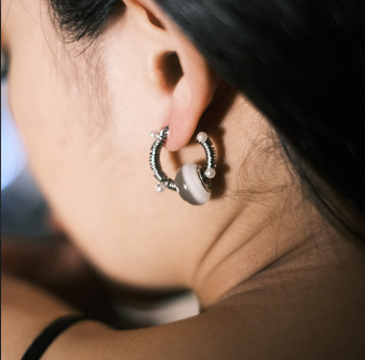 白貓眼琉璃纏繞白珠 不鏽鋼圈圈耳環 大耳垂 手工 耳環 飾品 復古 耳針 （單個販售）