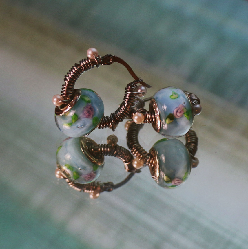 水藍繡花琉璃纏繞白珠 不鏽鋼圈圈耳環 大耳垂 手工 耳環 飾品 復古 耳針 （單個販售）