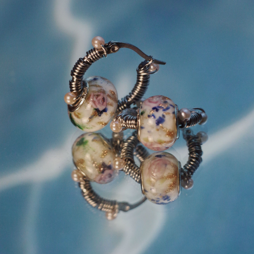 白底繡球金蔥琉璃纏繞粉珠 不鏽鋼圈圈耳環 大耳垂 手工 耳環 飾品 復古 耳針 （單個販售）