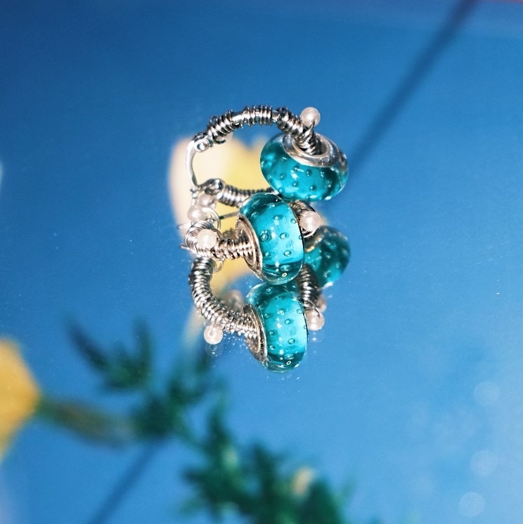 水藍琉璃纏繞黑珠 不鏽鋼圈圈耳環 （單個販售）