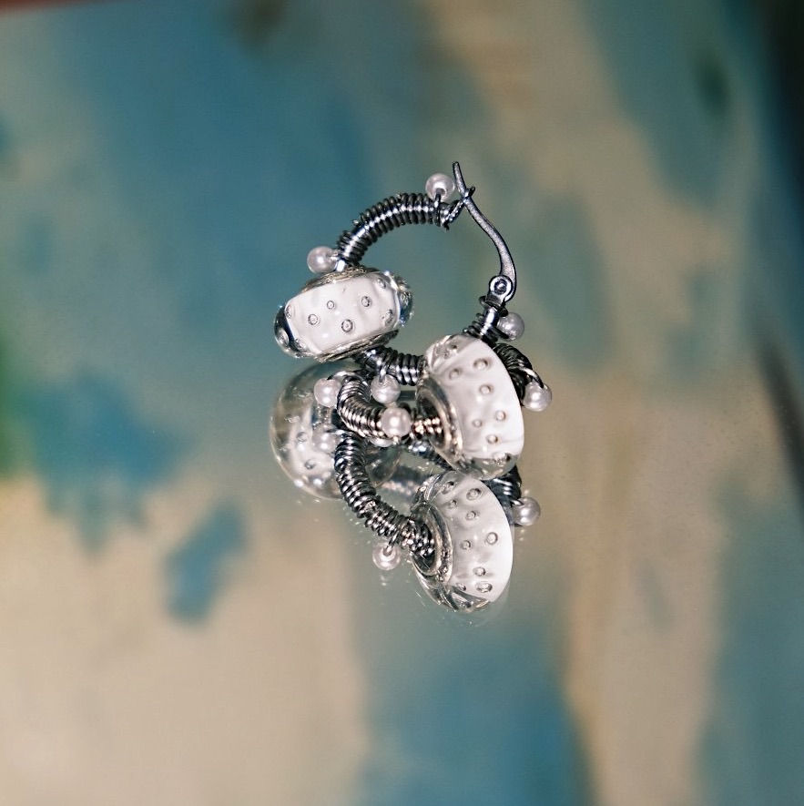 白琉璃纏繞黑珠 不鏽鋼圈圈耳環 （單個販售）