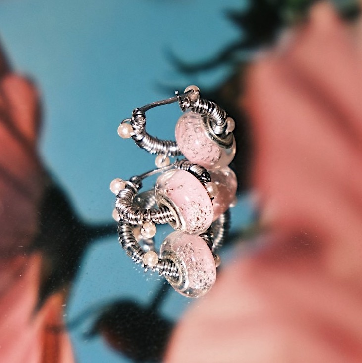 淡粉琉璃纏繞粉珠 不鏽鋼圈圈耳環 （單個販售）