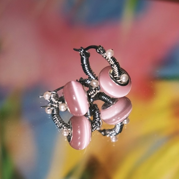 粉貓眼琉璃纏繞粉珠 不鏽鋼圈圈耳環 （單個販售）