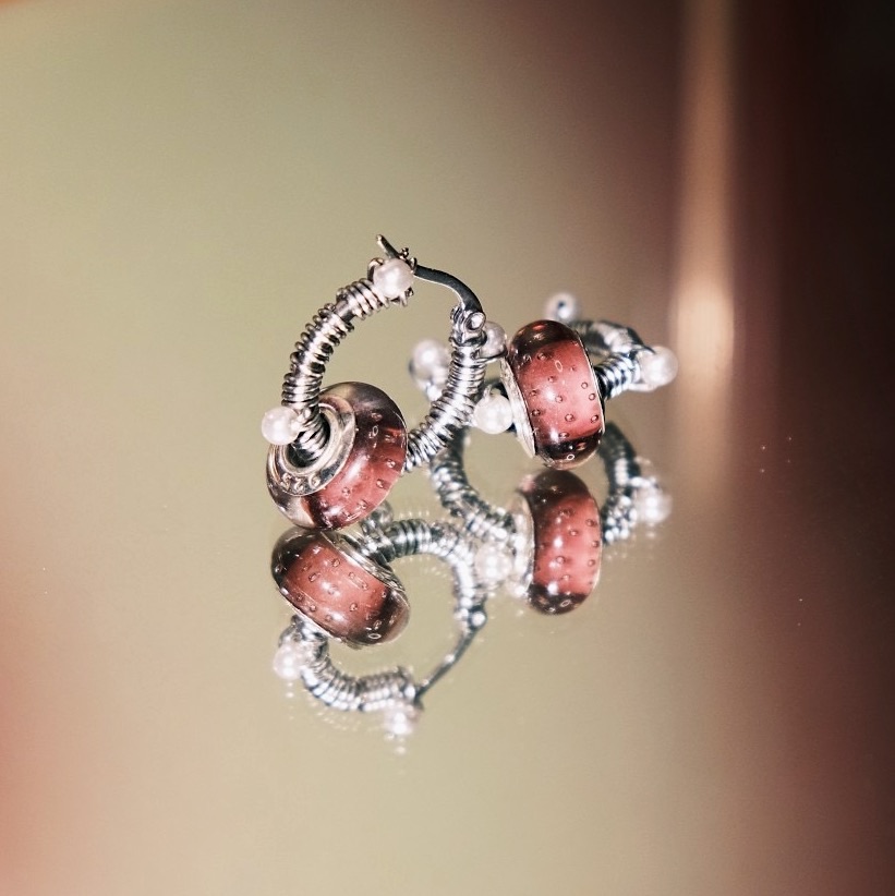 酒紅琉璃纏繞白珠 不鏽鋼圈圈耳環 （單個販售）