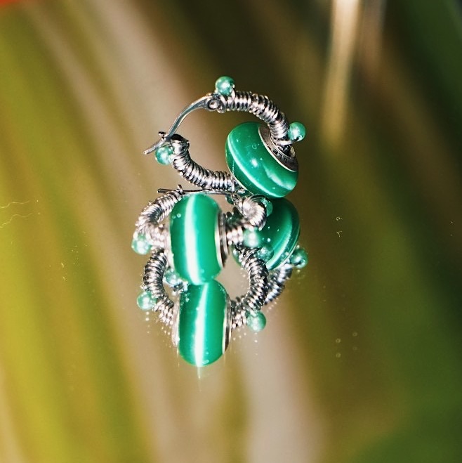 深綠貓眼琉璃纏繞綠珠 不鏽鋼圈圈耳環 （單個販售）