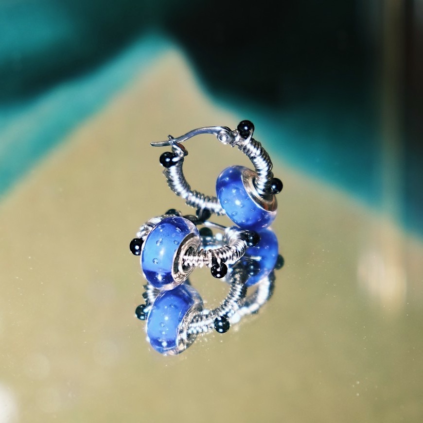 深藍琉璃纏繞黑珠 不鏽鋼圈圈耳環 （單個販售）
