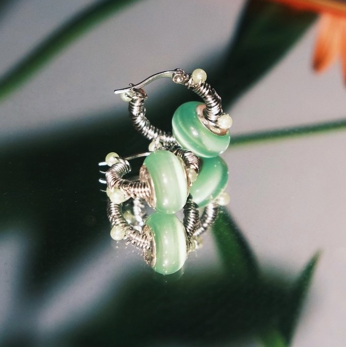 淺綠貓眼琉璃纏繞綠珠 不鏽鋼圈圈耳環 （單個販售）