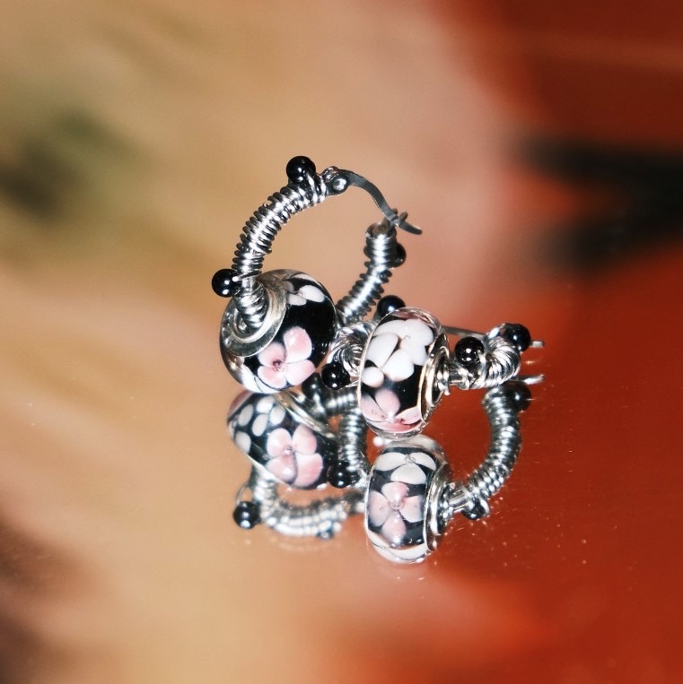 黑底繡花琉璃纏繞黑珠 不鏽鋼圈圈耳環 （單個販售）