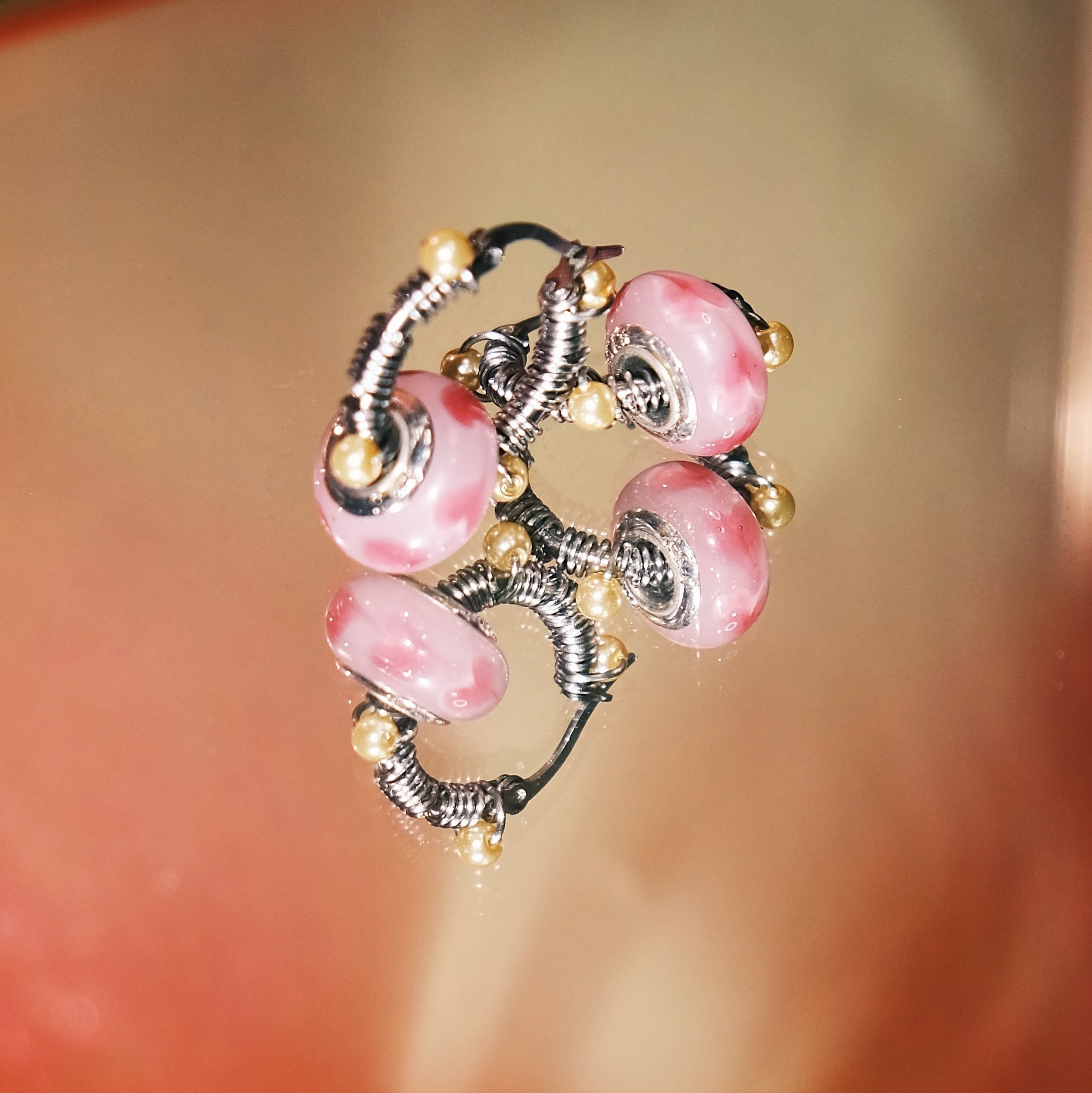 透粉愛心琉璃纏繞金珠 不鏽鋼圈圈耳環 （單個販售）