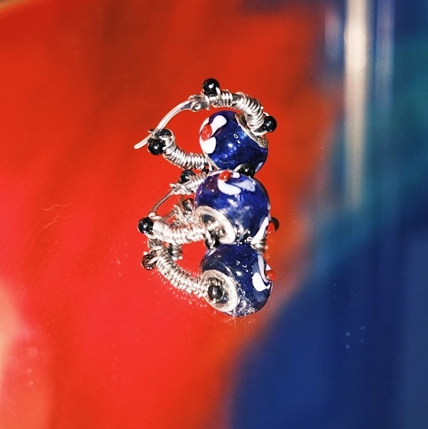 透藍紅花琉璃纏繞黑珠 不鏽鋼圈圈耳環 （單個販售）