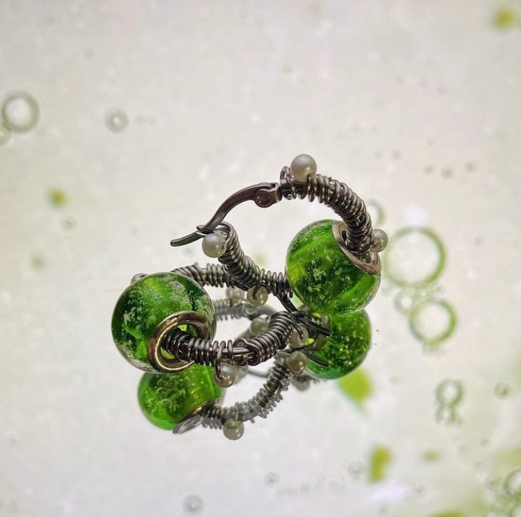 透綠白金蔥琉璃纏繞白珠 不鏽鋼圈圈耳環 （單個販售）