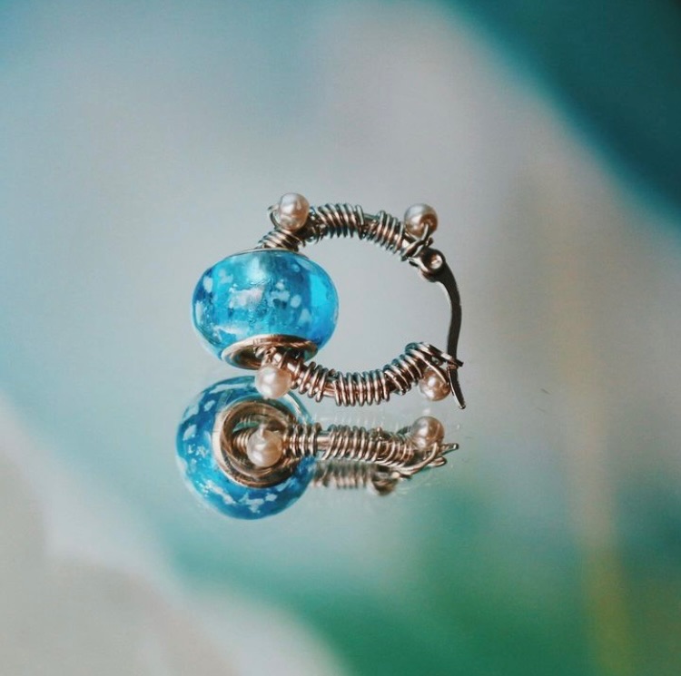 透藍白金蔥琉璃纏繞白珠 不鏽鋼圈圈耳環 （單個販售）