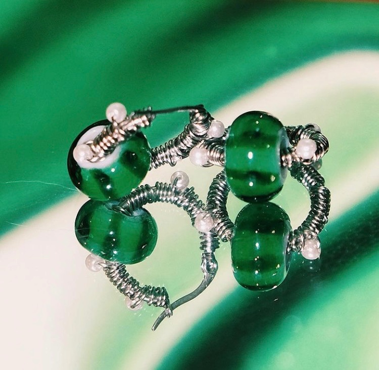 透感西瓜線條纏繞白珠 不鏽鋼圈圈耳環 （單個販售）