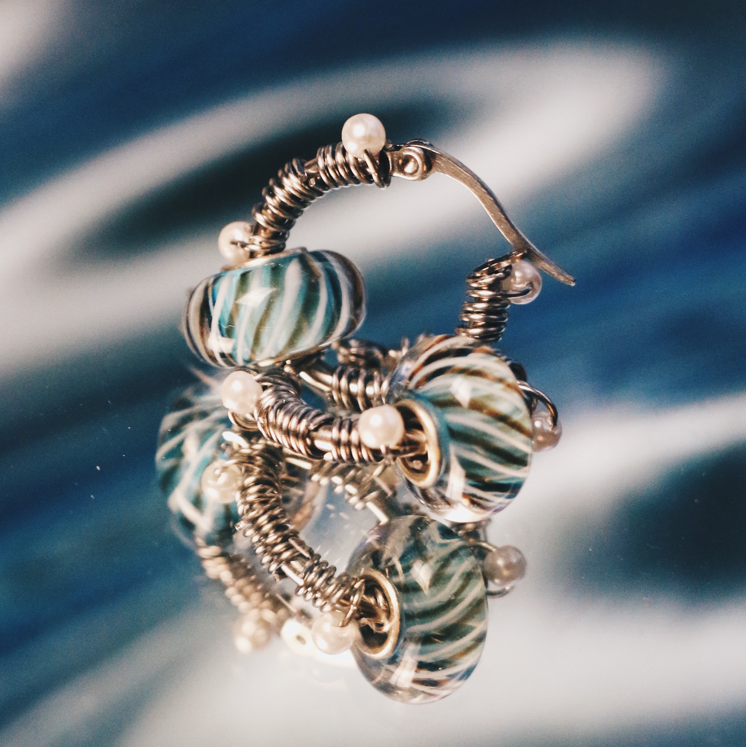 旋轉線條纏繞白珠 DISCO 不鏽鋼圈圈耳環 （單個販售）