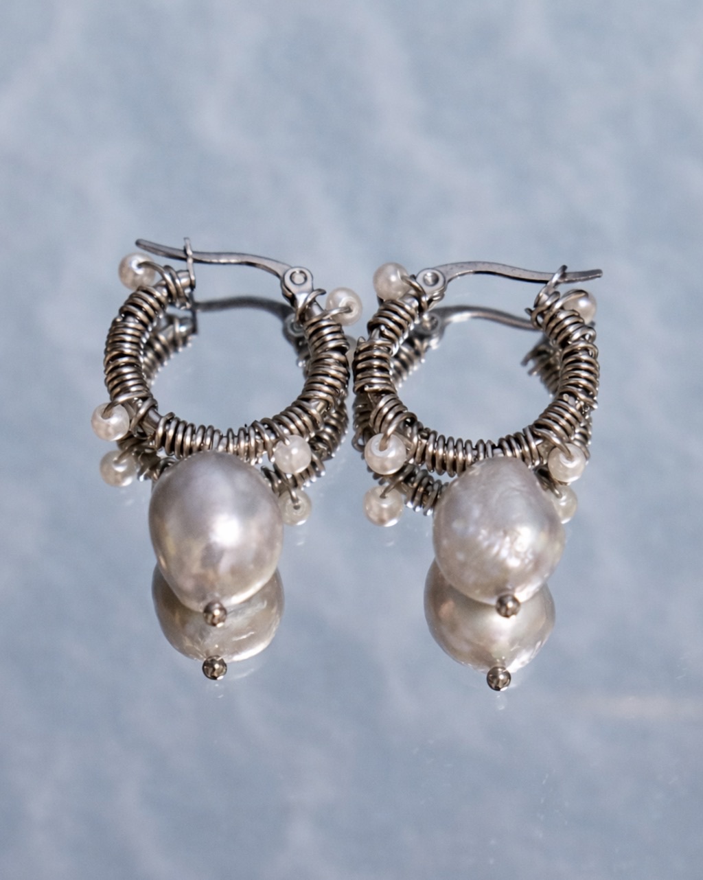 銀色淡水珍珠纏繞珠 不鏽鋼圈圈耳環 （單個販售）