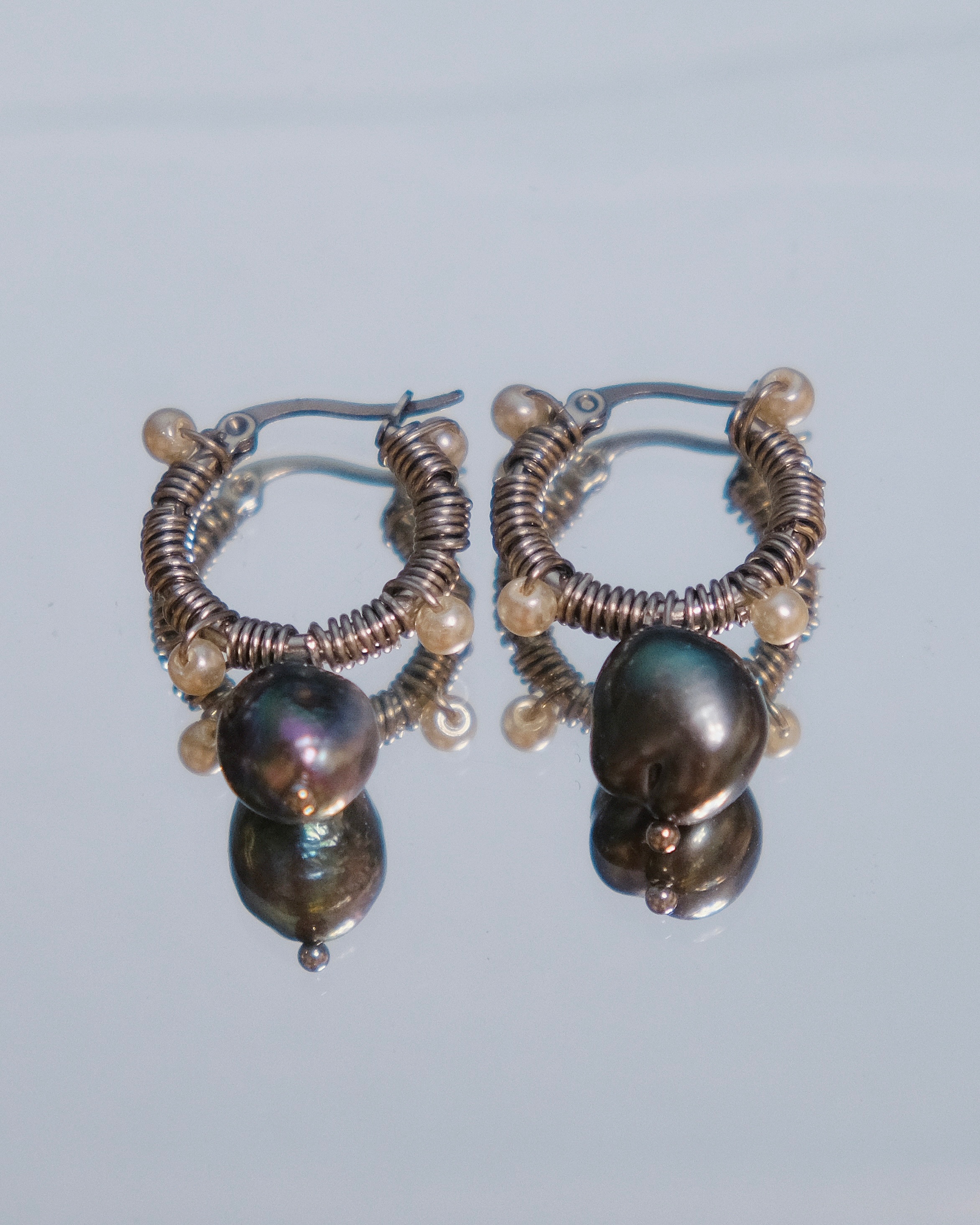 鐵灰淡水珍珠纏繞珠 不鏽鋼圈圈耳環 （單個販售）