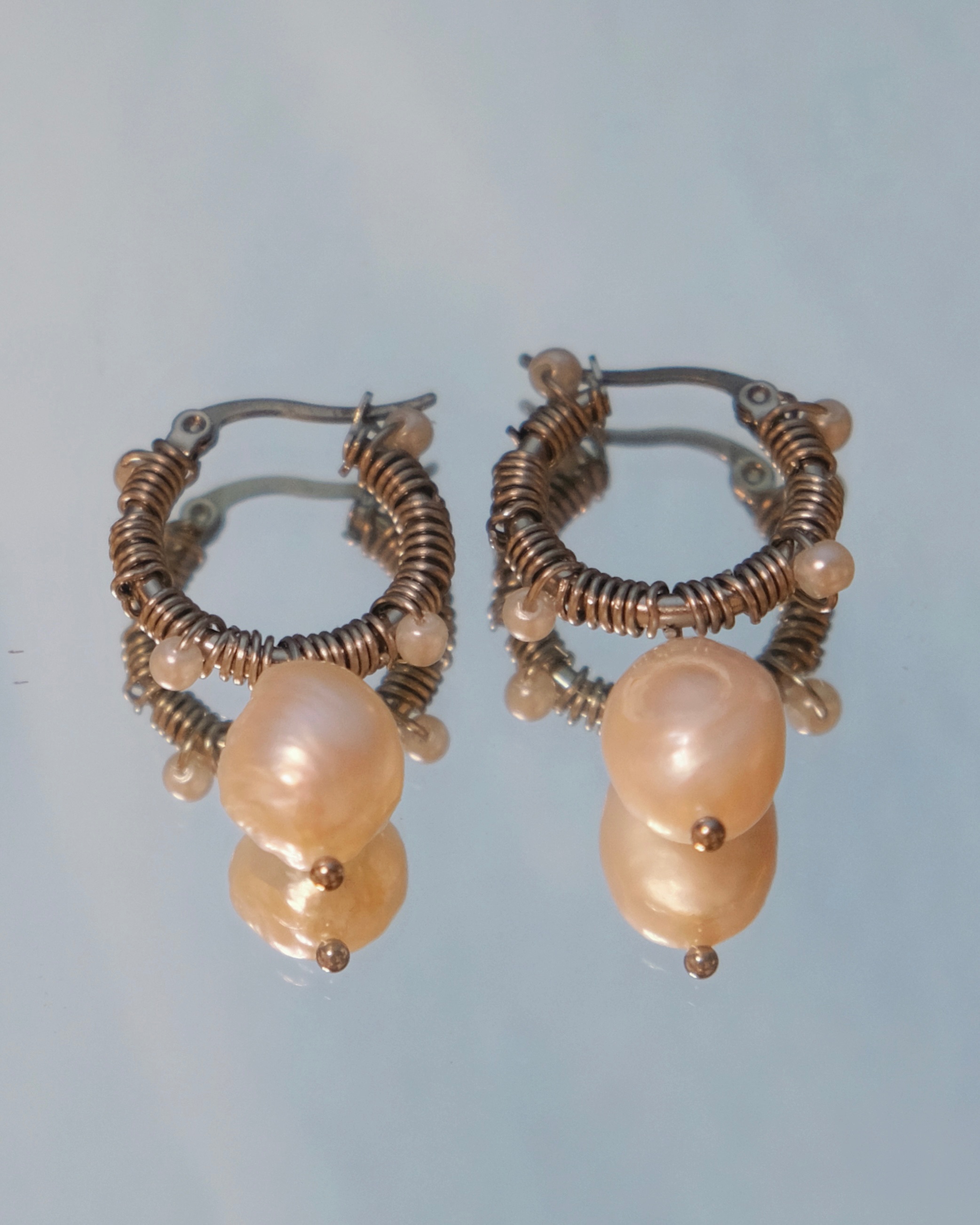 嫩粉淡水珍珠纏繞珠 不鏽鋼圈圈耳環 （單個販售）