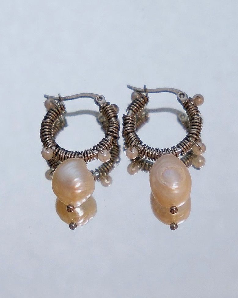 白淡水珍珠纏繞珠 不鏽鋼圈圈耳環 （單個販售）