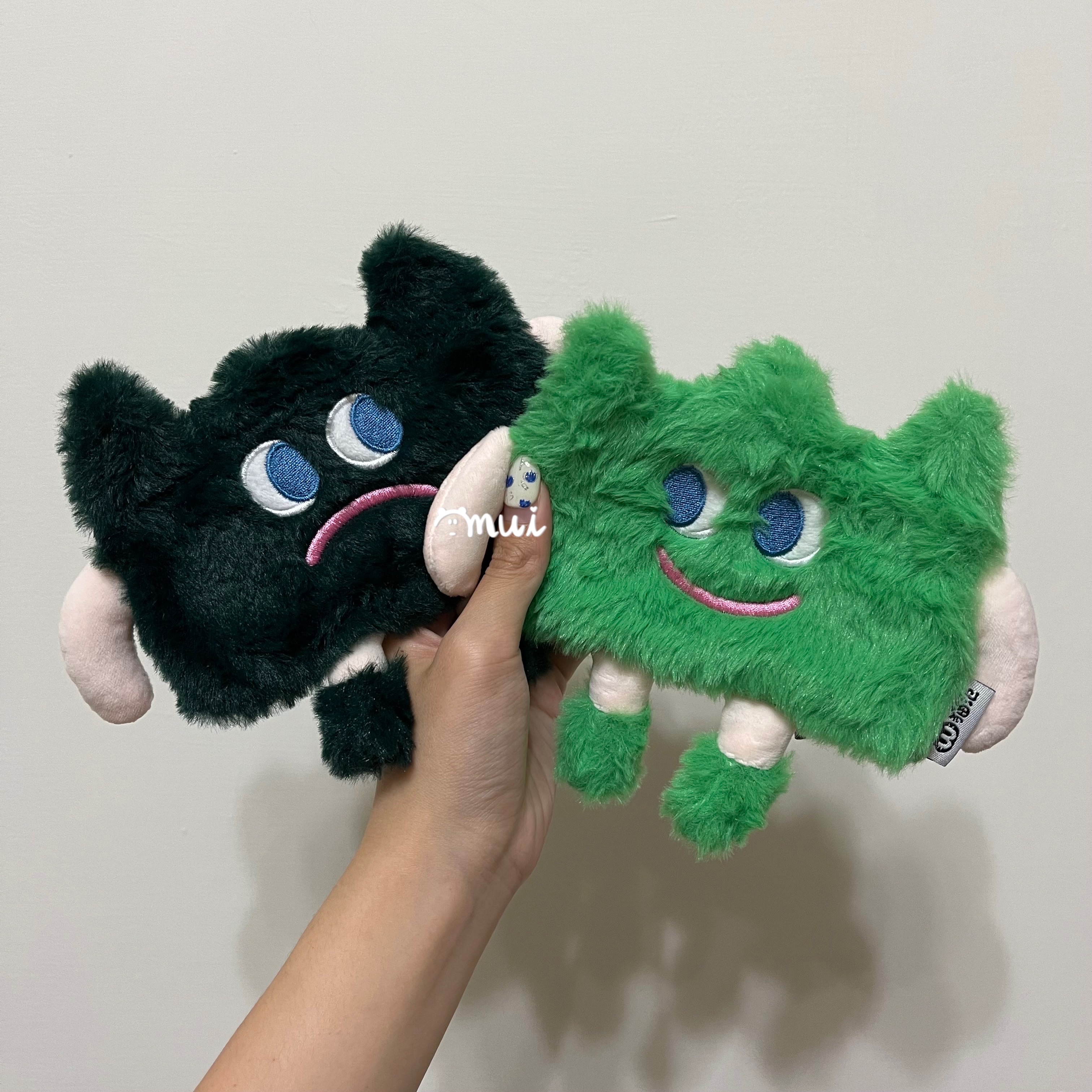 【mui選物♡現貨】開心綠色草包😄💚＆不開心☹️深綠草包 毛絨斜挎包 附登山扣＆掛繩 掛脖包 零錢包
