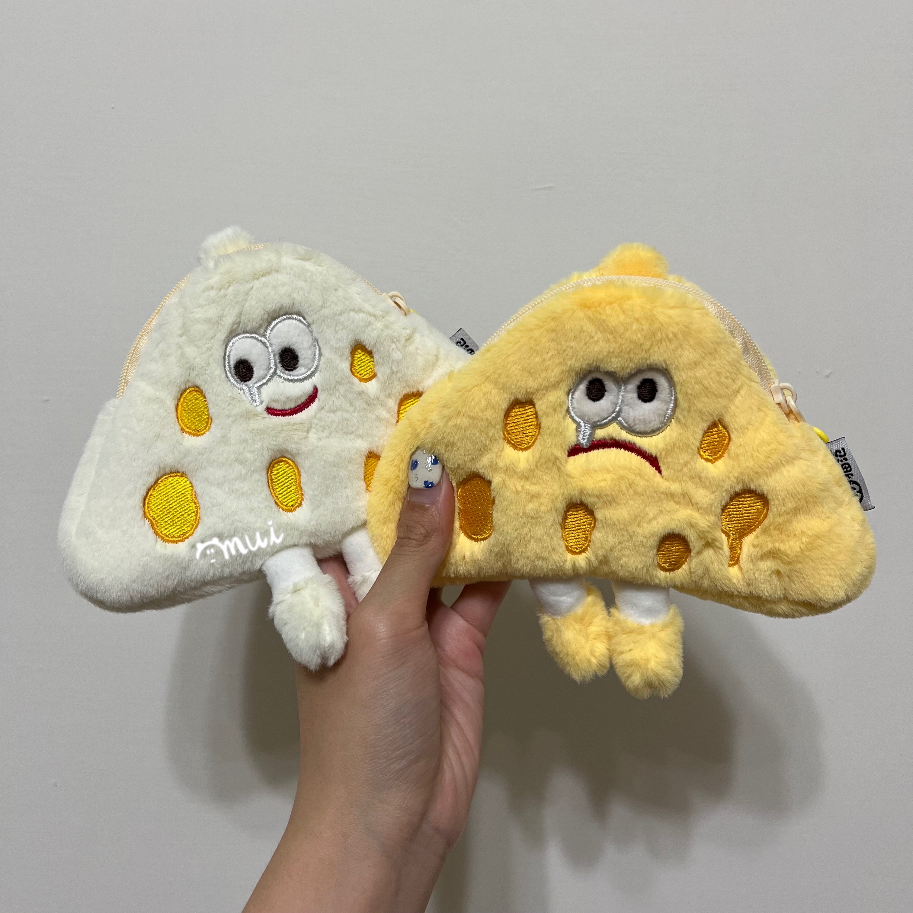 【mui選物♡】可愛 哭哭起司零錢包🧀️ 付掛繩 掛脖包 乳酪零錢包 娃娃吊飾 書包吊飾 情侶吊飾 車鑰匙扣