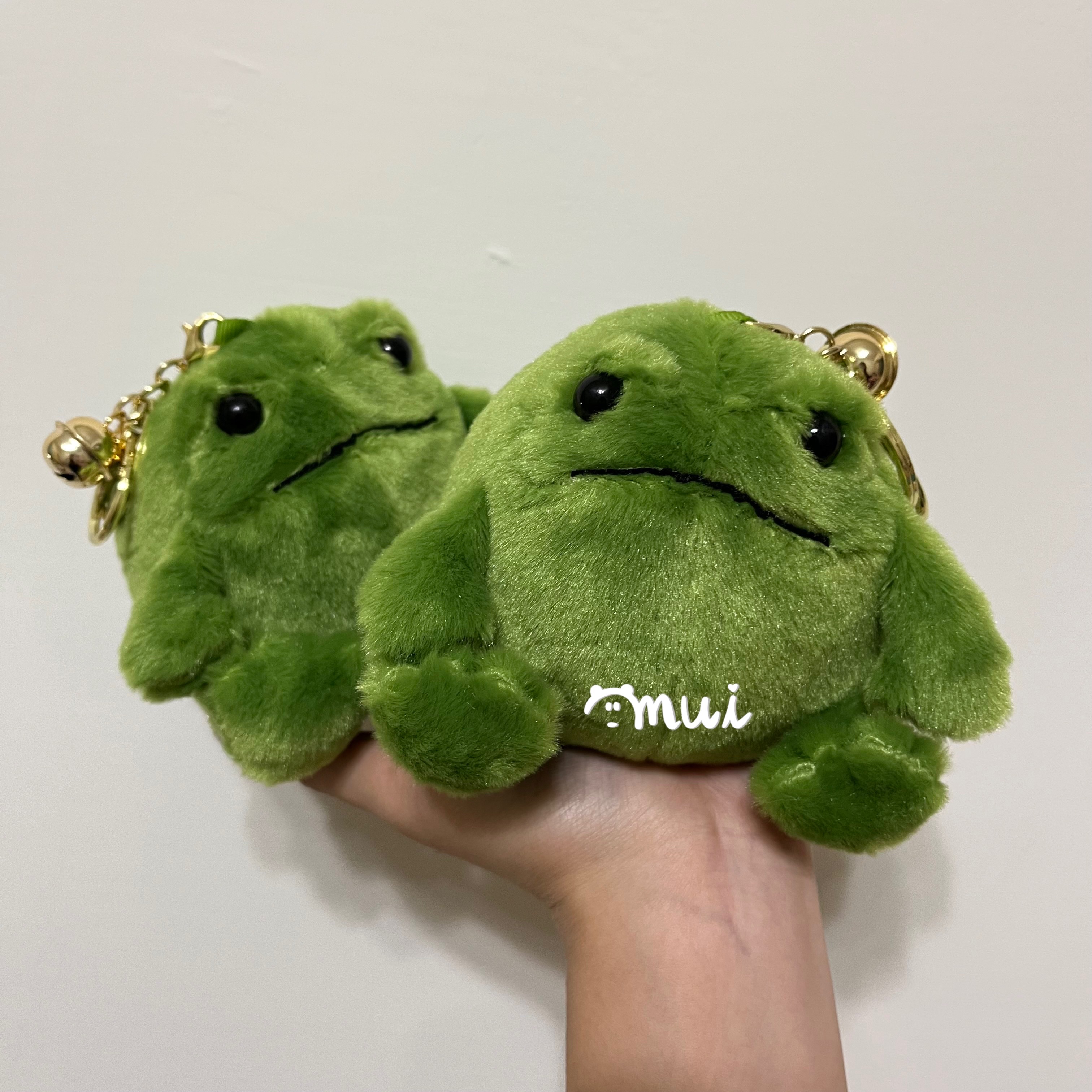 【mui選物♡現貨】醜萌 無辜綠色胖青蛙🐸 | 書包掛件 娃娃吊飾 書包吊飾 情侶吊飾 車鑰匙扣