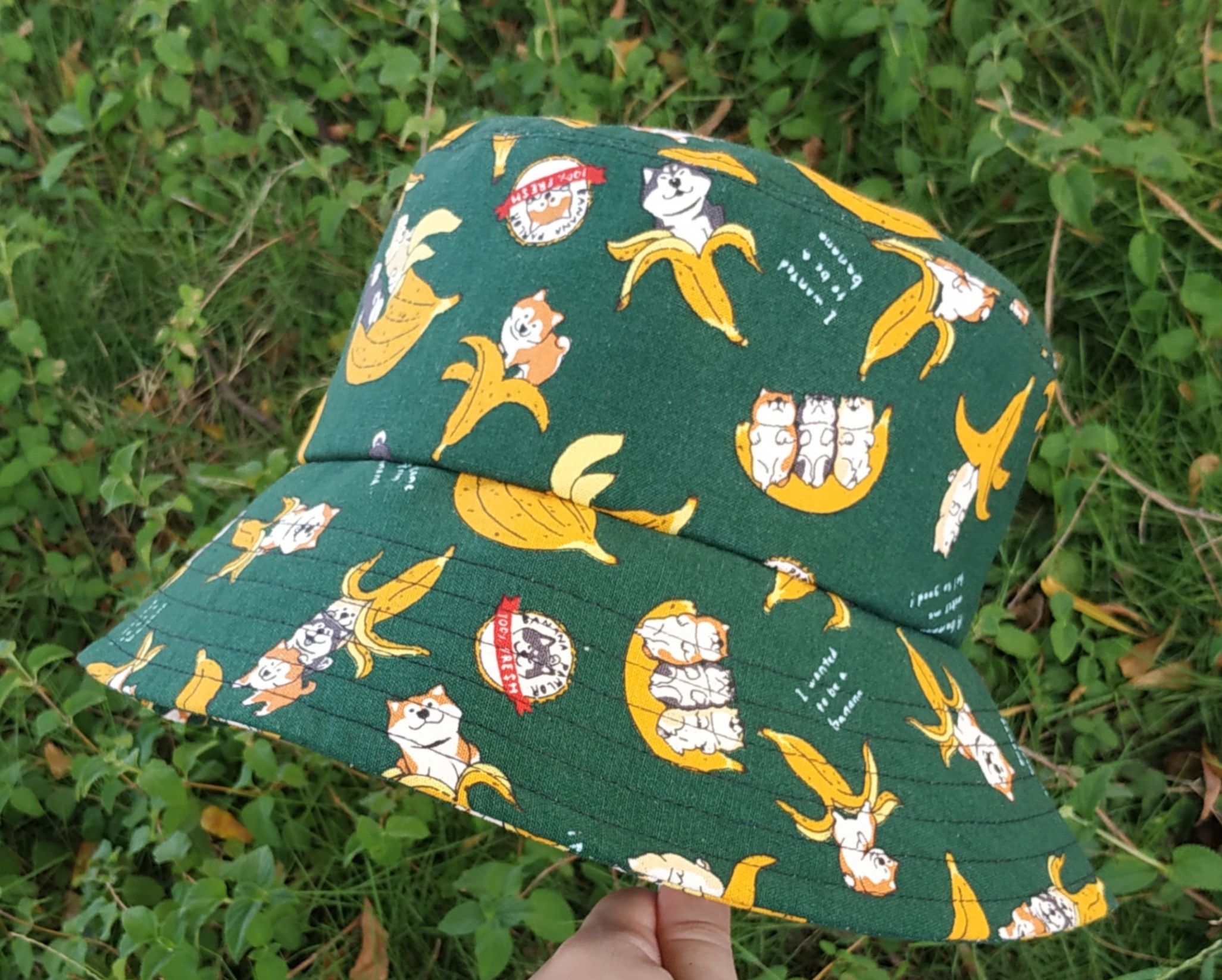 寬帽簷單面帽 綠底香蕉柴犬