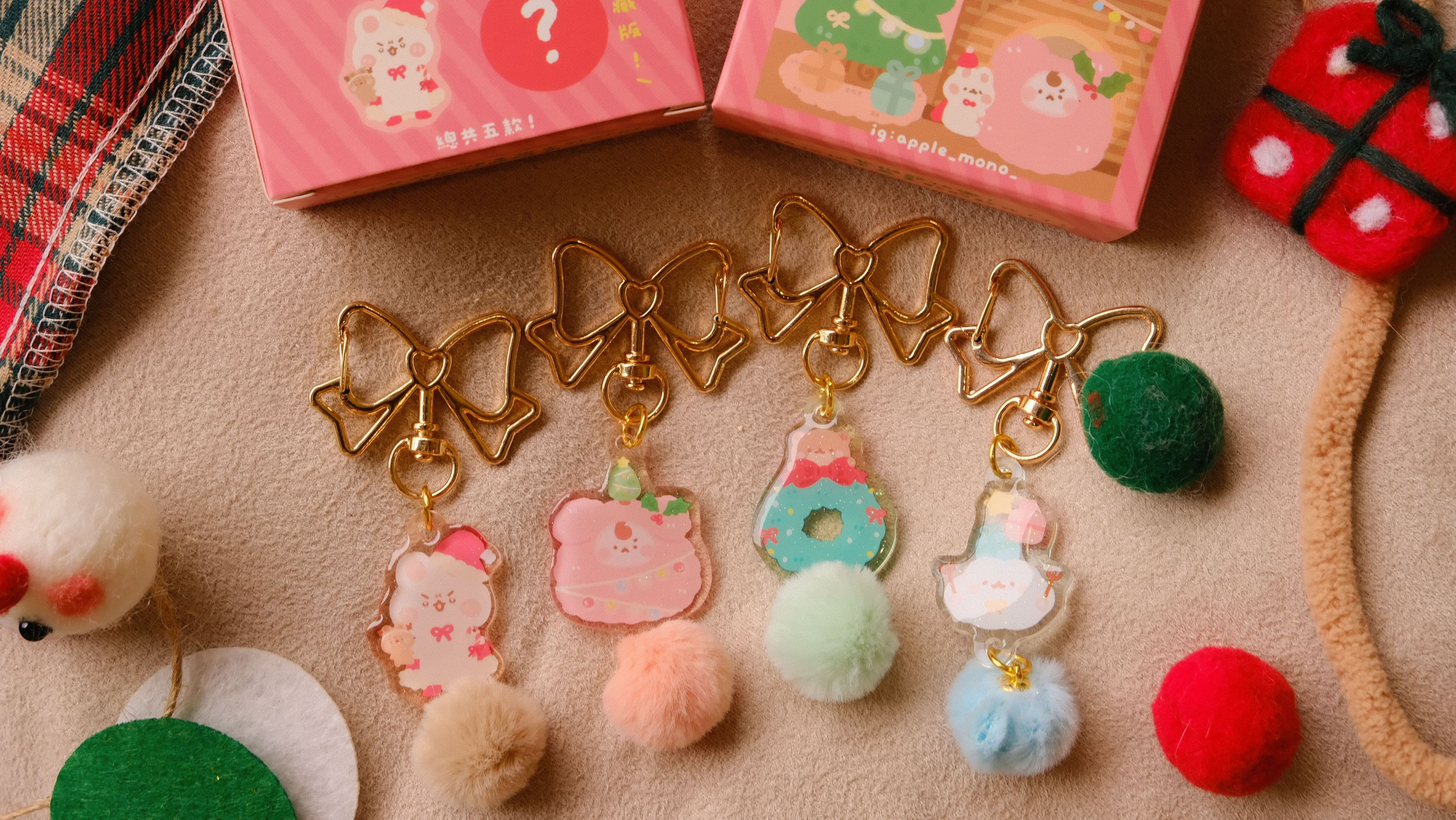 精緻登場！聖誕蝴蝶結毛球滴膠吊飾盲盒꒰⑅˃̶͈⌔˂̶͈⑅꒱