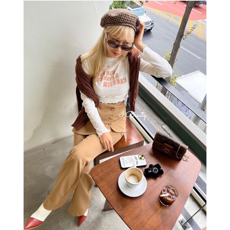 I Beauty 🇰🇷韓國東大門代購 plum  金髮歐膩 美式 英文字母 圓領 甜美 木耳邊 短版 長袖 T恤