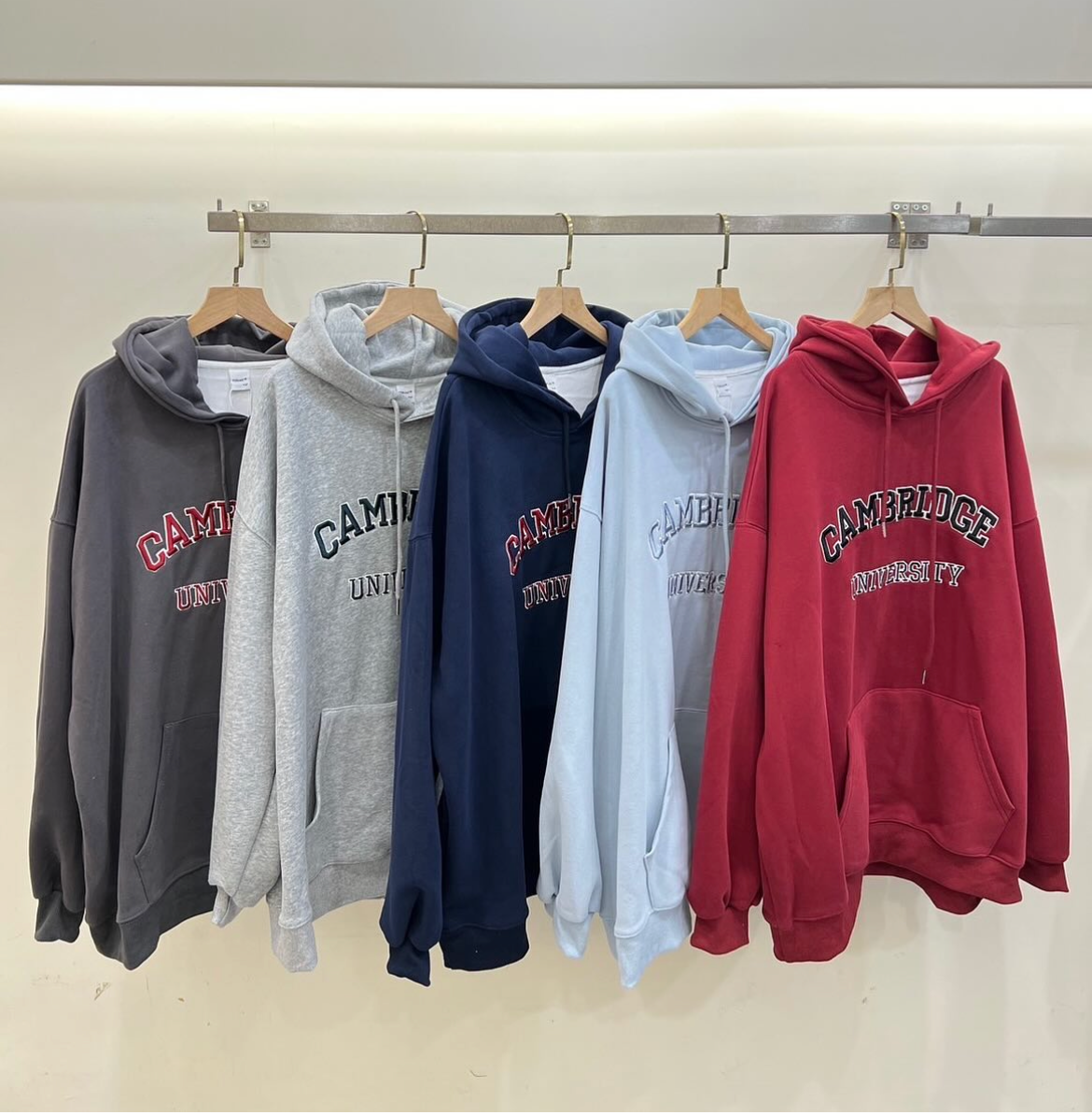 英文字母刺繡帽T