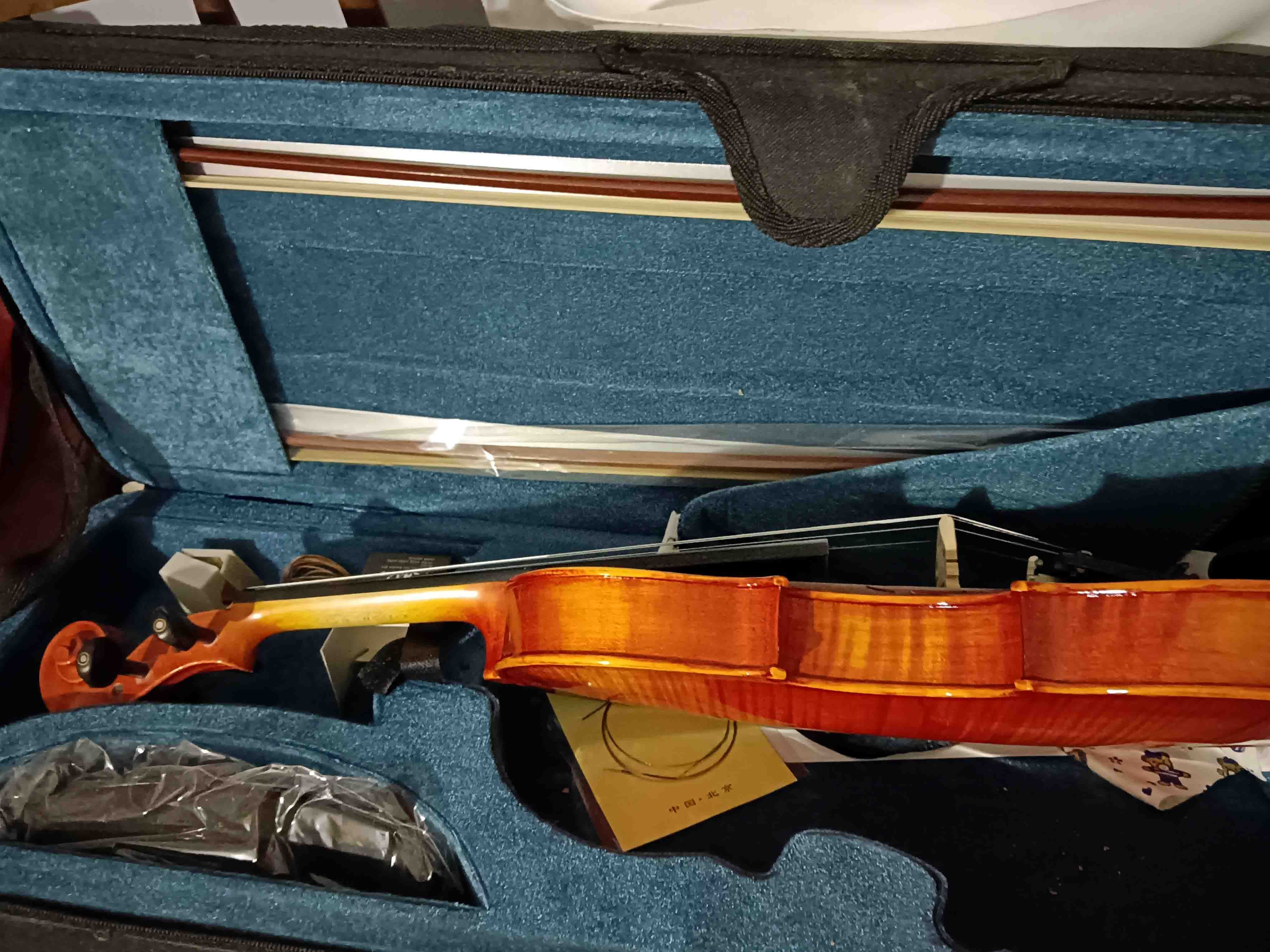 大陸製4/4提琴附方型琴盒八角弓