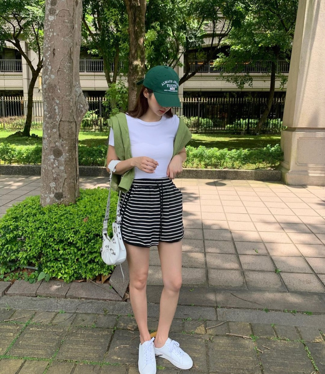 彈力圓領短版上衣