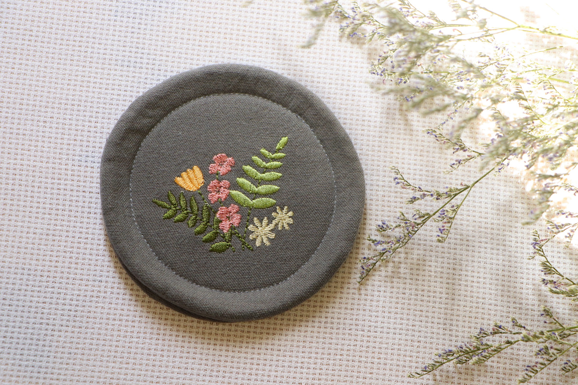 刺繡杯墊/沈靜灰/自家繪製電繡