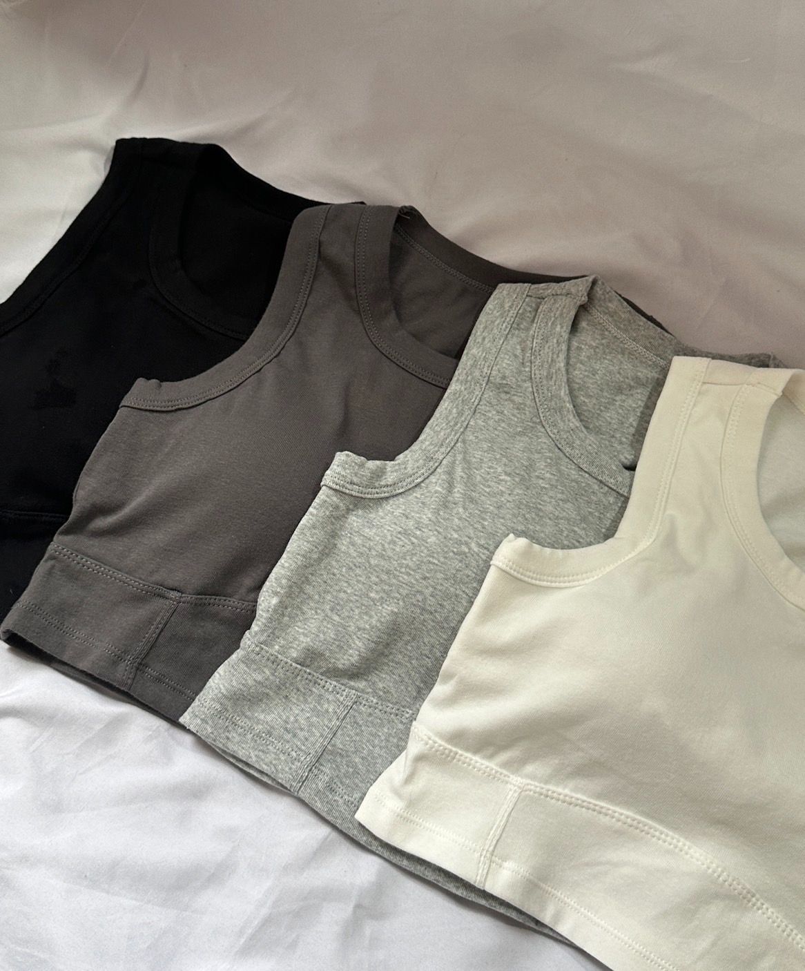 自帶胸墊的百搭圓領無袖短版上衣Bra top