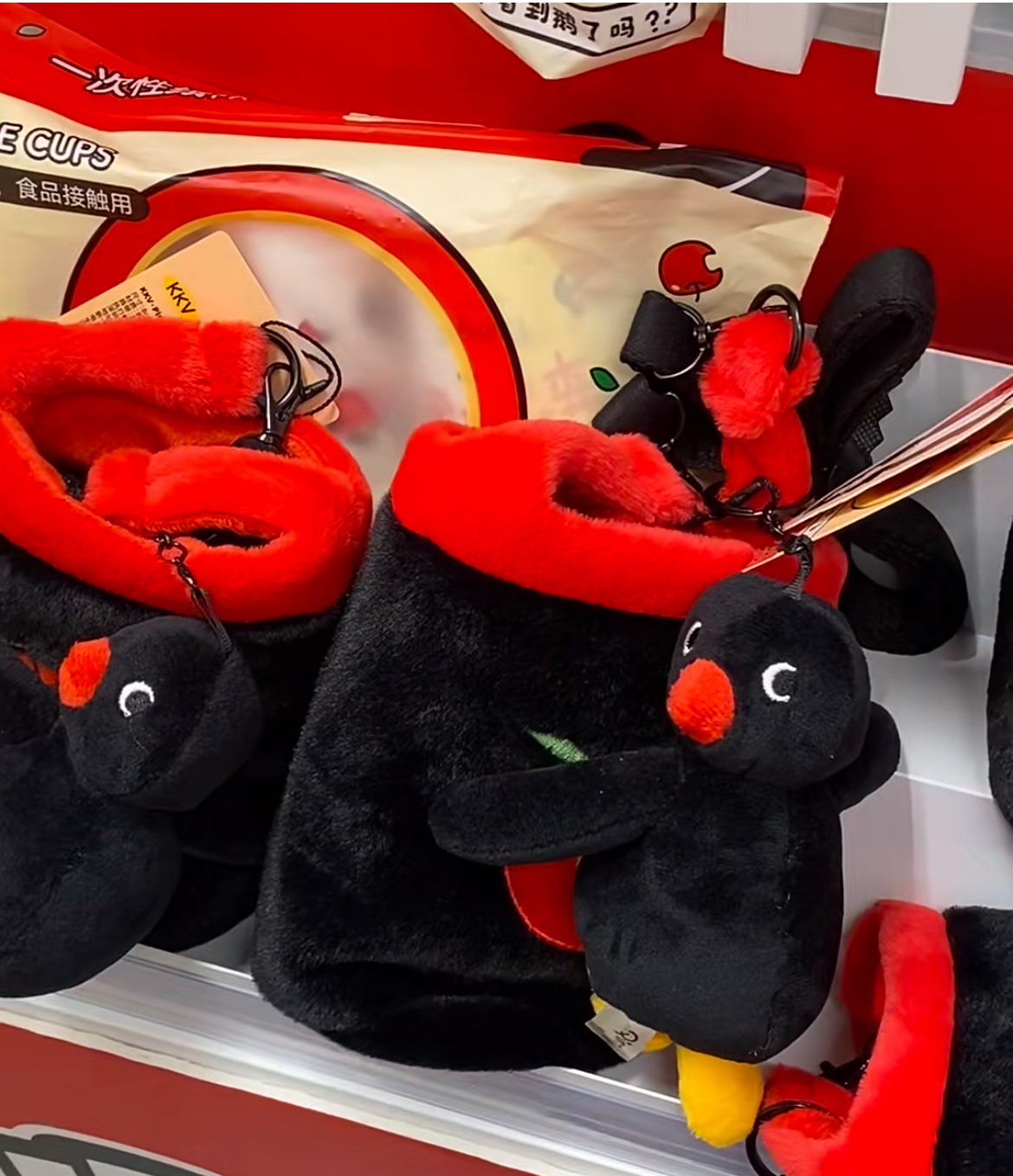 預購 Pingu超級可愛絨毛斜背杯套（附贈磁吸小pingu一隻）