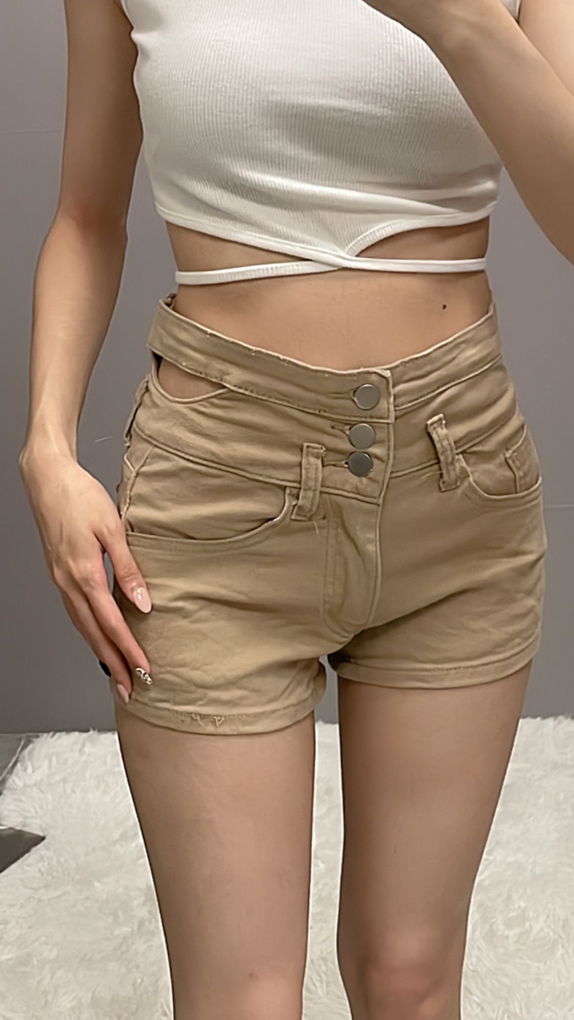 排扣短褲腰部簍空