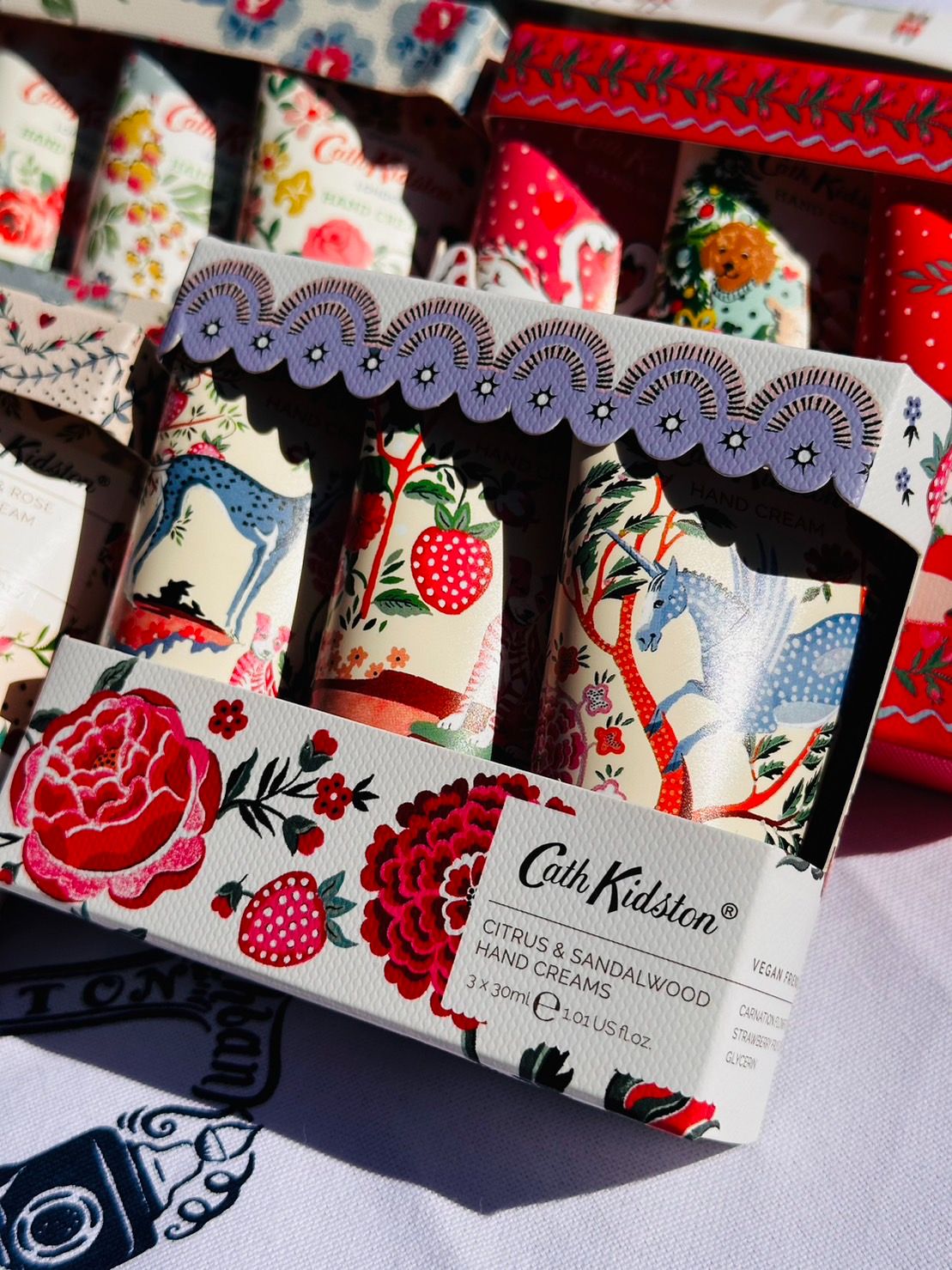 （點擊圖片有商品描述） Cath kidston 護手霜----玫瑰花狗狗飛馬款