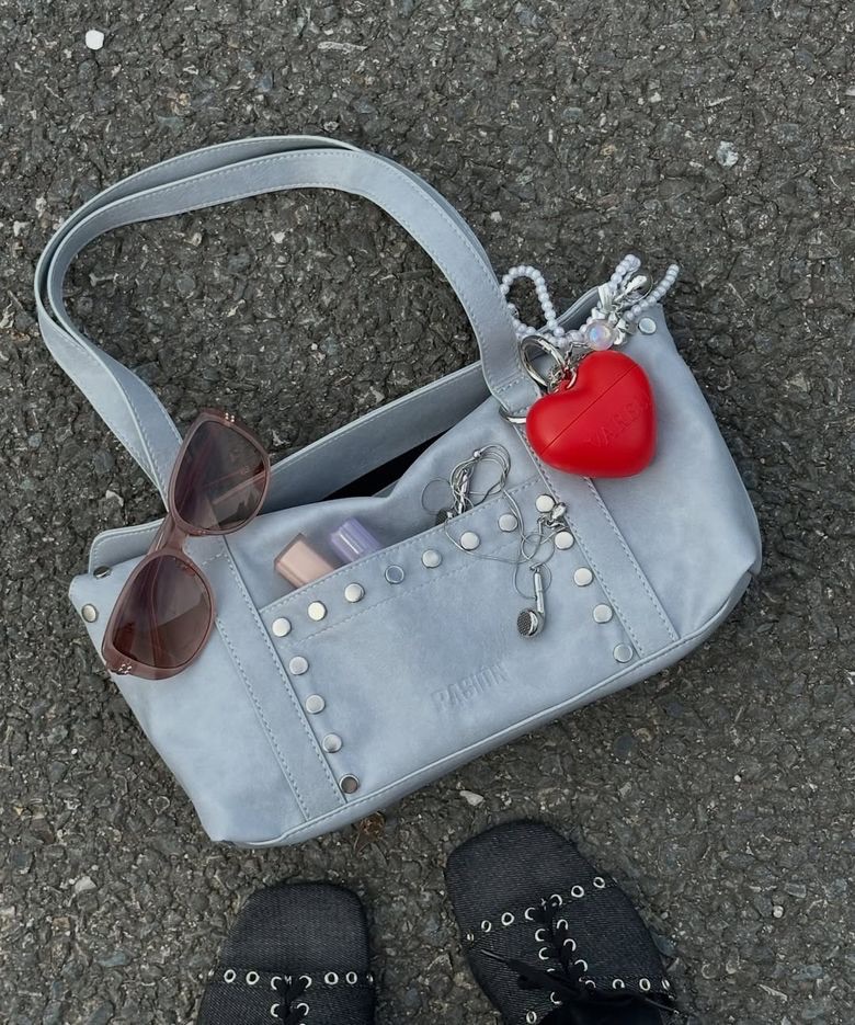 Pasion Flat Stud Shoulder Bag