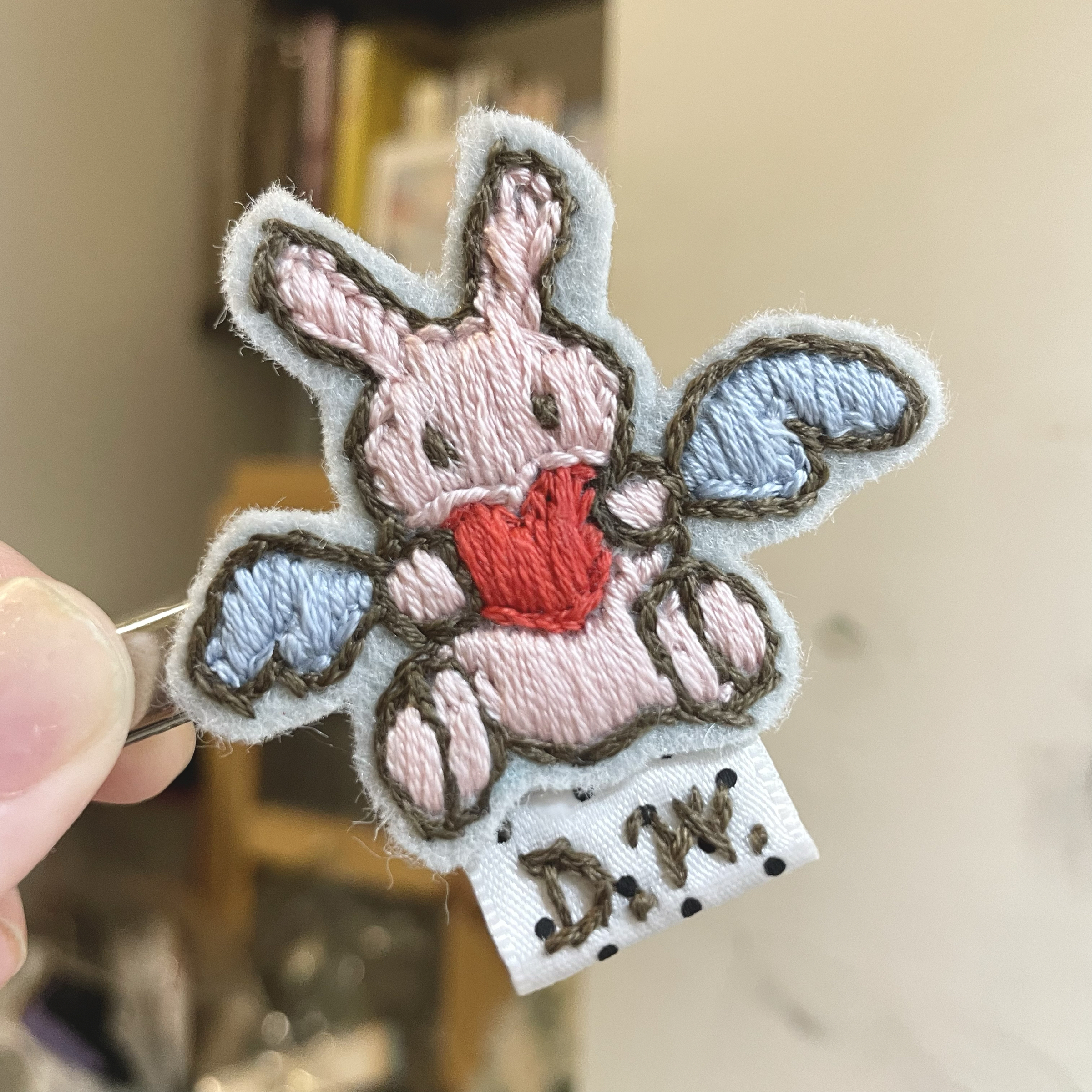 老闆的得意之作🥹天使兔刺繡髮夾