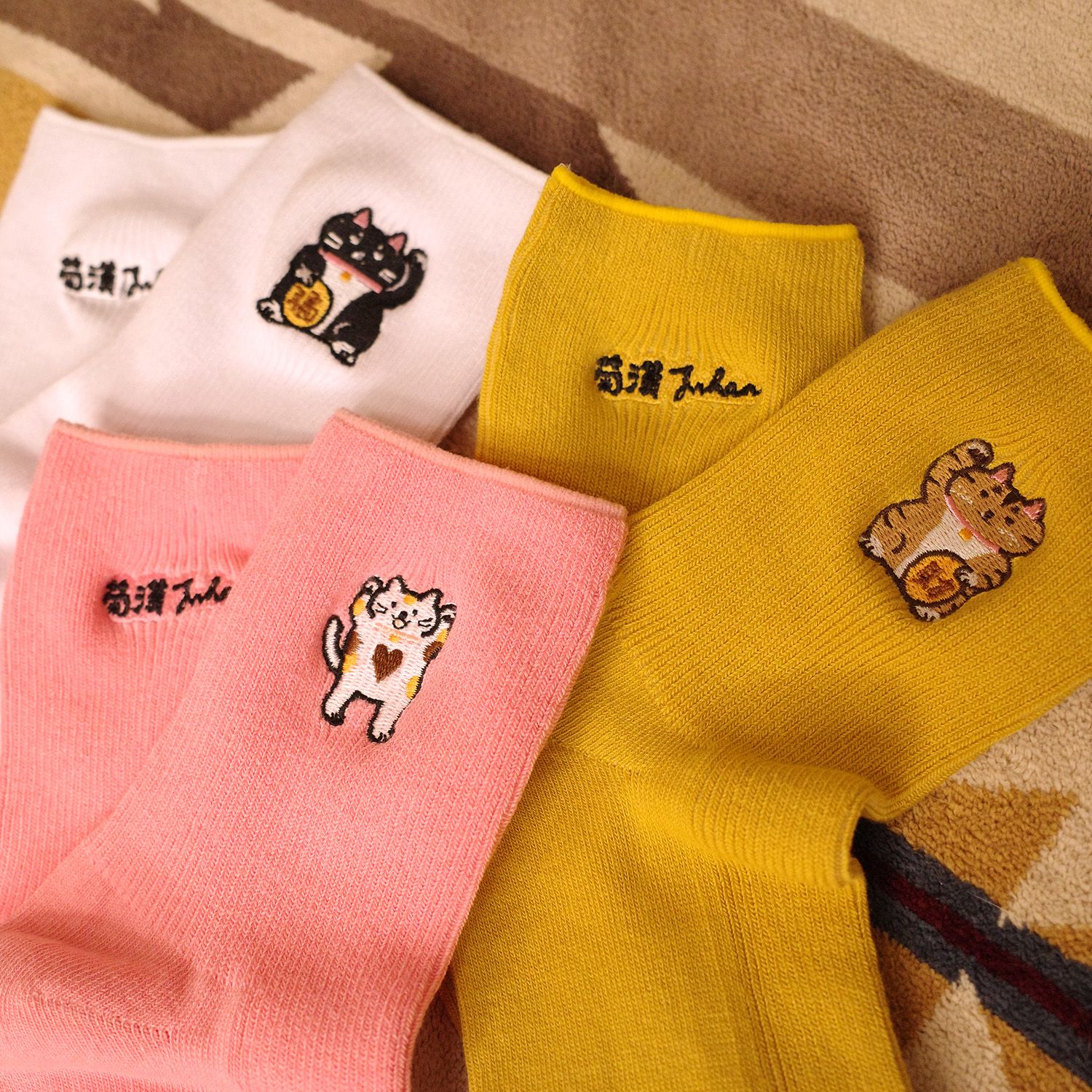 ［菊漢小姐］招財招福貓咪襪 雙面刺繡 中筒襪 台灣製造 MIT